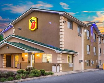 Super 8 by Wyndham Harrisonburg - הריסונברג - בניין