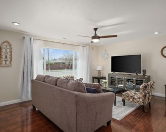Newly Renovated 4B/2Bth Great Spot for Work or Fun - Fresno - Living room
