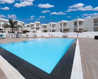 La Docta 112 Senator pool view - Costa Teguise - Piscina