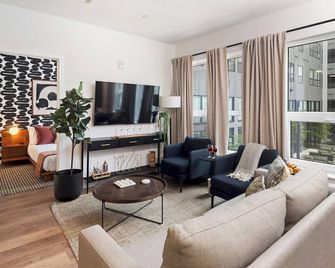 Elegant 2br - 2ba Oasis With Pool & Gym - Everett - Living room