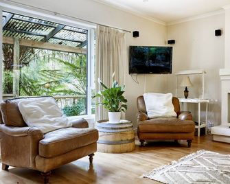The Fernglen Forest Retreat - Mount Dandenong - Huiskamer