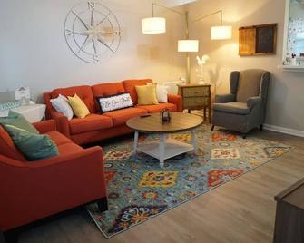 Cozy Charming Country Farm Home - Middleburg - Sala de estar