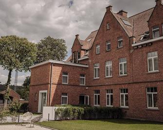 Guesthouse Just Be Mine - Beringen - Gebäude