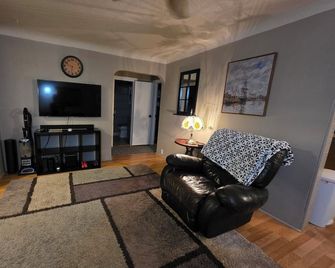 Welcome to the Dahlia house, a charming coastal retreat - Reedsport - Sala de estar