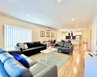 3br 2 Bth No Stairs Aircon Big Athelstone Home - Athelstone - Sala de estar