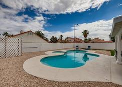 Luxurious House With A Pool, Spa, and Patio, Sleeps 6 Comfortably - North Las Vegas - Piscine