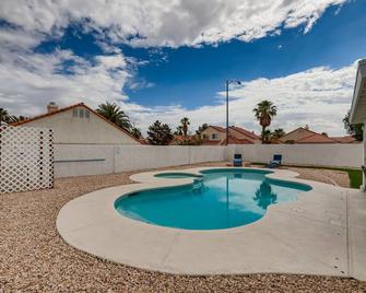 Luxurious House With A Pool, Spa, and Patio, Sleeps 6 Comfortably - North Las Vegas - Pool