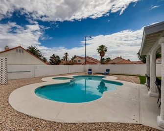 Luxurious House With A Pool, Spa, and Patio, Sleeps 6 Comfortably - North Las Vegas - Alberca