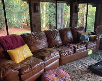 Spacious home with private hot tub in Mendocino redwood forest. - Albion - Sala de estar