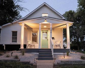 Hometown Haven- 3 bedroom, Large Yard, Firepit - Ames - Building