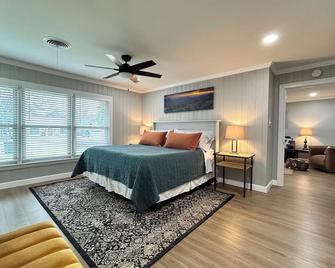 The Bungalow on Speedway - Wichita Falls - Bedroom