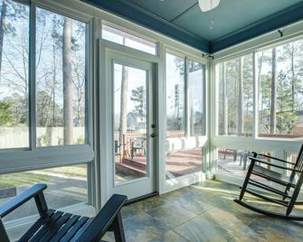 Lovely Fayetteville Home Deck and Fireplace! - Fayetteville - Balcony