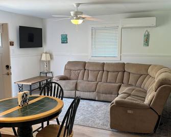 2 Bedroom 1 Full Bath cottage minutes to beach or bay. 3 Person Max Only ! - Rio Grande - Sala de estar