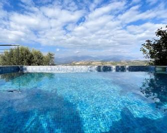 Beautiful villa at the foot of Psiloritis with private pool! - Kamilari - Piscina
