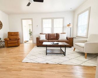 Beautiful 4-bedroom, 2 bath house in central Glendive near Yellowstone River - Glendive - Living room