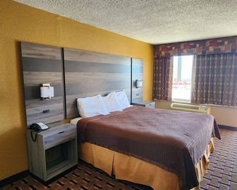 Super 7 Inn - מידלנד - חדר שינה