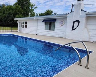 Dockside Lake Resort - Monticello - Pool