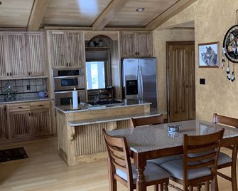 Romantic hideaway on the lake nestled in the pines 79 miles north of Pittsburgh. - Ringgold - Comedor