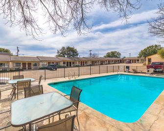 Econo Lodge Fredericksburg - Fredericksburg - Piscina