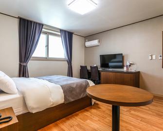 Gangneung Hyundai Motel - Gangneung - Habitación