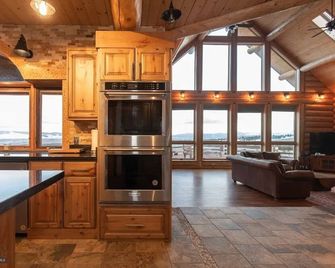 Montana Mountain Resort - 40 acres -Quiet, Peaceful, Luxury - Deer Lodge - Kitchen
