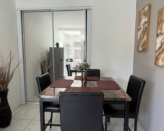 Surfer Steps Apartment - Aguadilla - Comedor