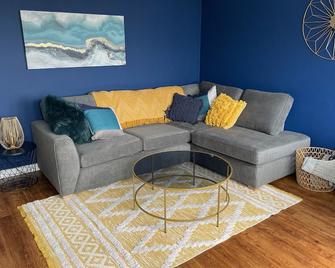 Seaview dog friendly ground floor flat 1 min to beach sleeps 4 - Fareham - Living room