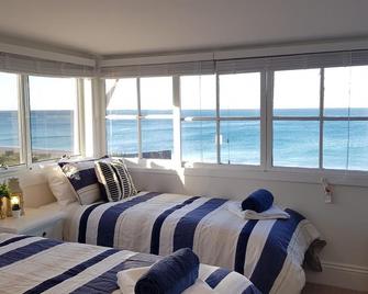 Victorian Beachfront Apartment with Ocean Views - The Coachhouse - Narrabeen - Schlafzimmer