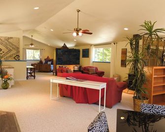 Asian-themed Queen's Loft Apartment 10 mins to the beach and downtown! - Gualala - Sala de estar