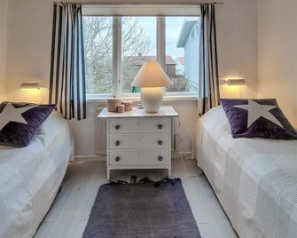Lovely Home in Hoenoe With Harbor View - Hönö - Bedroom