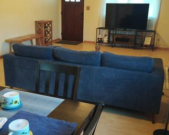 Sharing my weekend/vacation home - Belmont - Living room