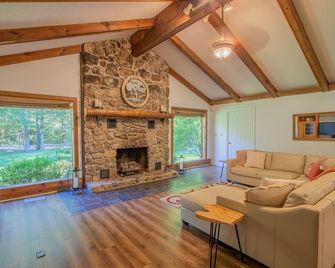 Family mountain cabin with room to spread out 20 minutes from Harrisonburg, VA.. - Dayton - Living room