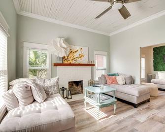 Walk to River and Shops Downtown Dunnellon Escape - Dunnellon - Living room