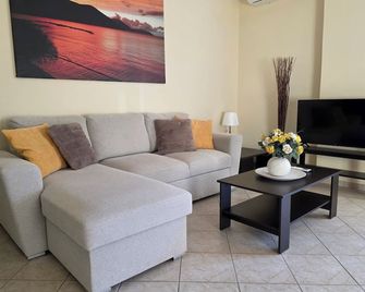 Garden apartment 20m from the sea - Itéa - Вітальня