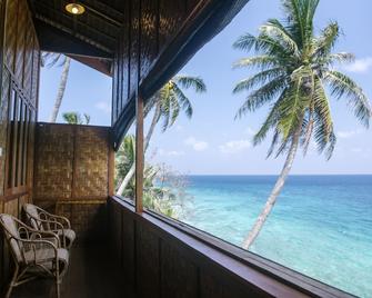 فريديز سانتاي سومورتيجا - سابانغ - شرفة