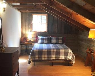 Beautifully-restored 200-year-old Log Cabin off the Blue Ridge Parkway - Little Switzerland - Bedroom