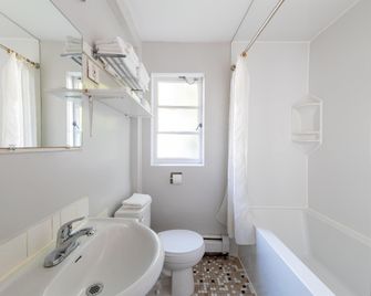 2400 موتيل - فانكوفر - غرفة نوم