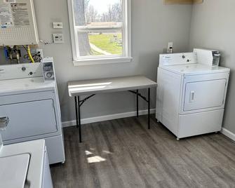Great Strip Location | Walk to Lake| Wine Country | A/C | Grill & Firepit - Geneva - Laundry facility