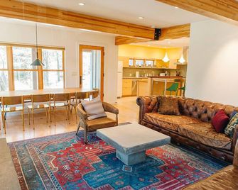 Scandinavian Style 3-bedroom cabin in delightful Soda Springs with WiFi - Soda Springs - Living room