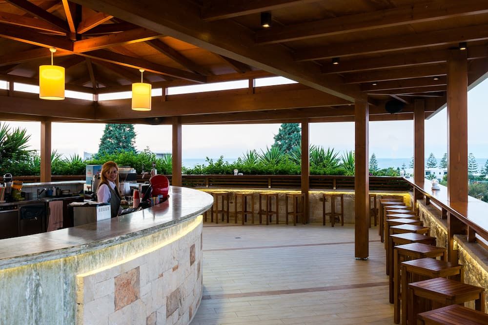 Grand Hotel Holiday Resort - הרסוניסוס - בר