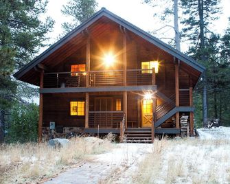 Cozy Mountain Cabin: Modern Amenities, Room for the Whole Family and then some - Kirkwood - Building