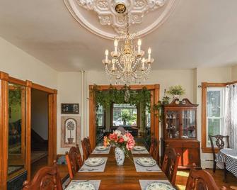 Plum Room(Breakfast Included)-Niagara Inn Bed&Breakfast - Cataratas del Niágara - Comedor