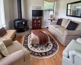 Escape to tranquility at this Lake Junaluska cabin w/ stunning views & amenities - Lake Junaluska - Living room