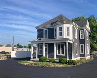 Restored Victorian with outdoor patio and exercise area. - Warrenton - Building