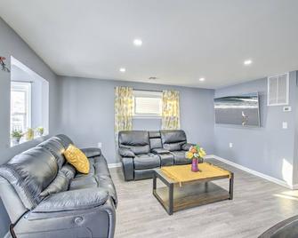 Shore house Family Vacation Home, NJ\nPet Friendly, 5-min walk to the theme park! - Keansburg - Sala de estar