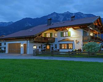Gästehaus Alpenparadies - Krün - Edificio