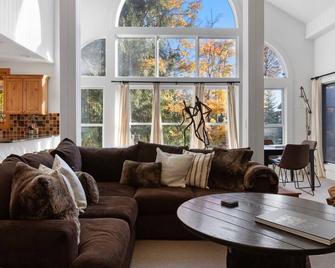 Dancing Bear @ Stratton Mt - Spacious 4 Bedrms/4 Bath Home Hot Tub & Fireplaces - Stratton - Living room