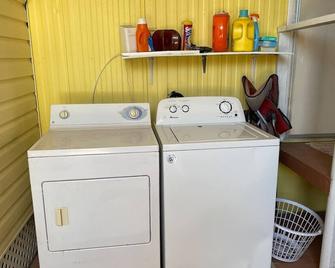 Cottage on the Water! - Okeechobee - Laundry facility