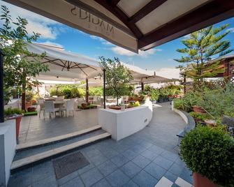 Magri's Hotel - Naples - Patio