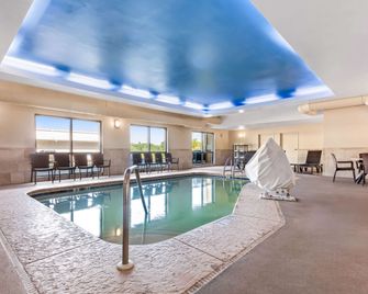 Comfort Suites Gulfport Central - גולפורט - בריכה